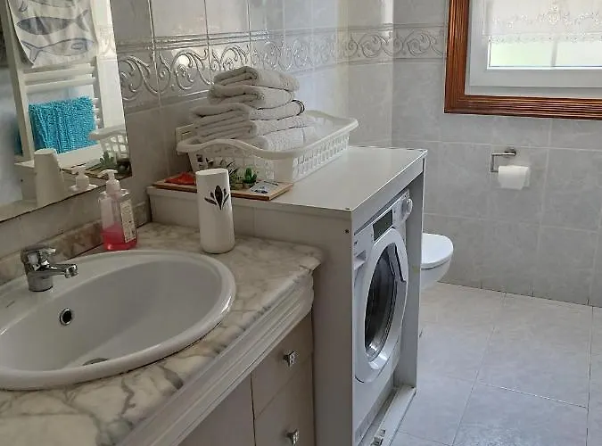 Piso En Playa Samil شقة *